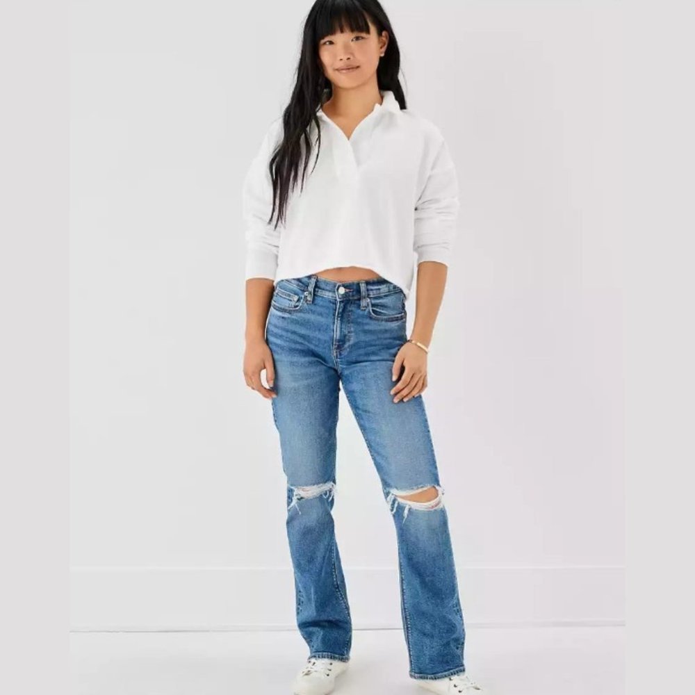 American Eagle Women's Stretch Ripped '90s Bootcut Jean- 8 Short